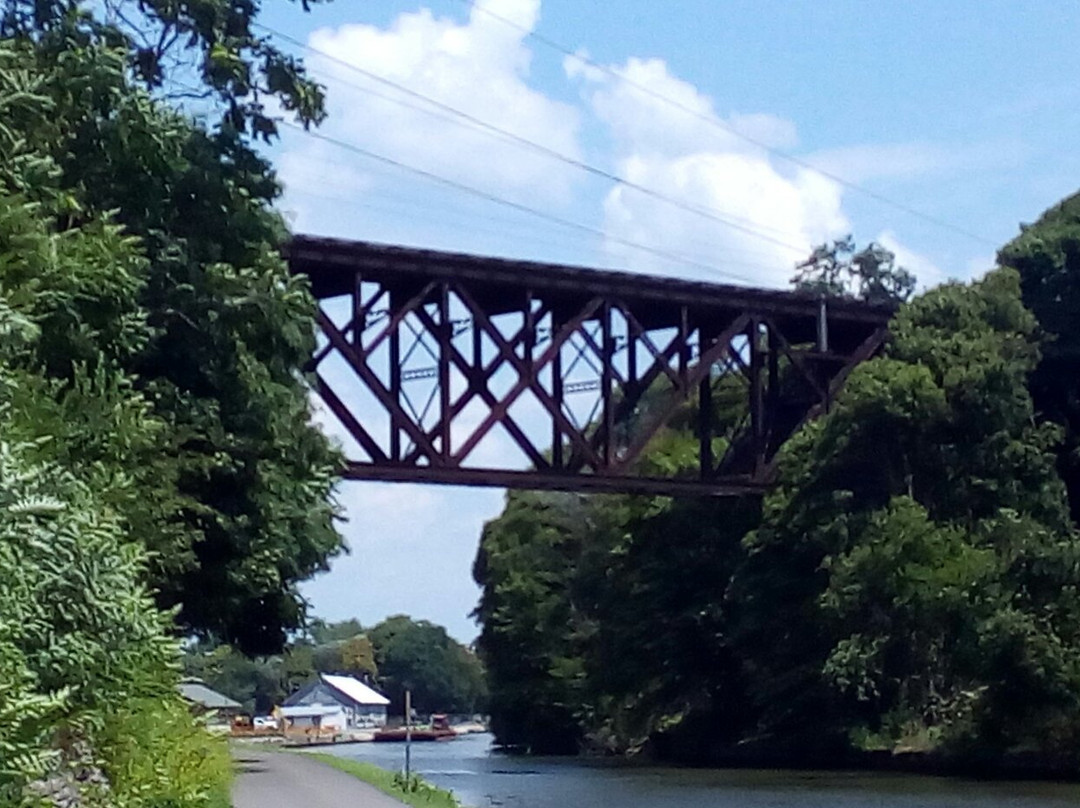 Upside Down Railroad Bridge景点图片
