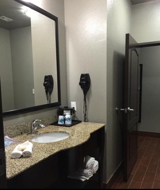 La Quinta Inn & Suites by Wyndham Houston Bush Intl Airpt E-浴室