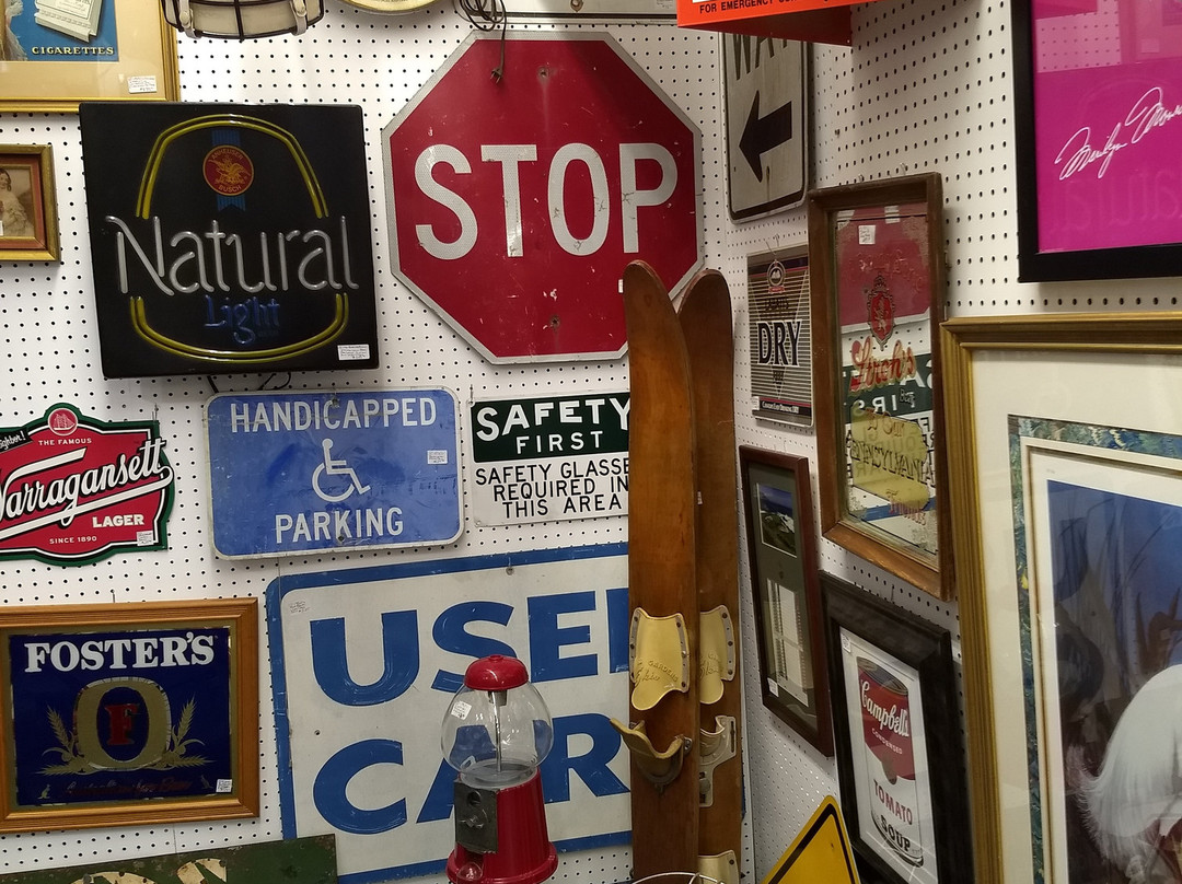 The Fredericksburg Antique Mall & Clock Shop景点图片