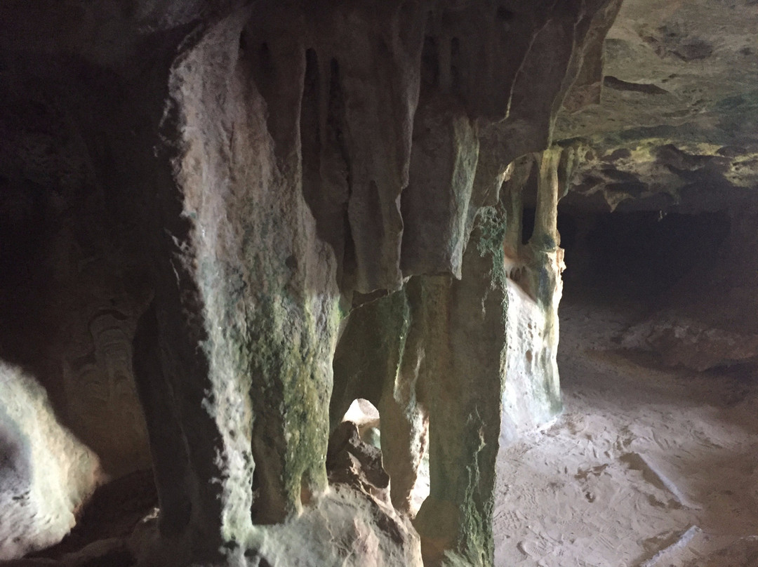 Peter's Cave-Cayman Brac必去景点