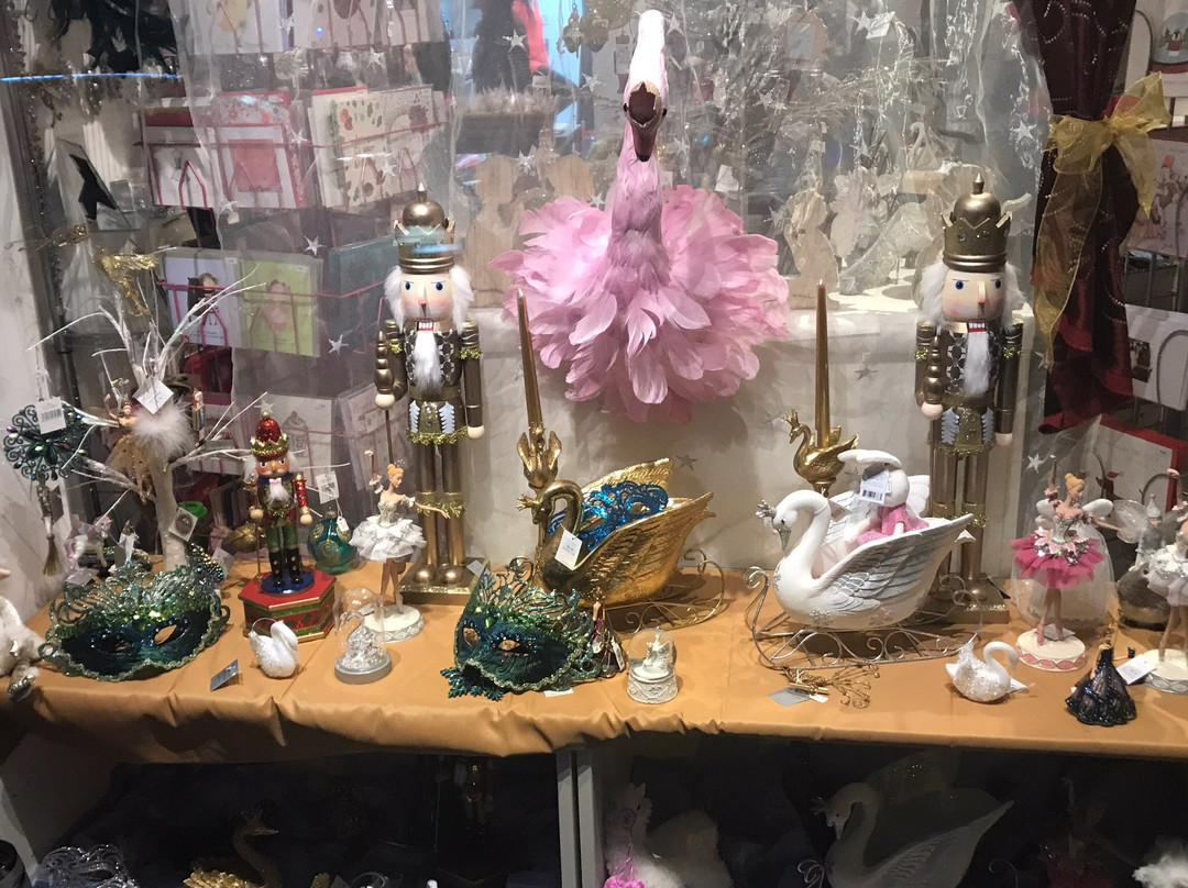 Over the Moon-Abbots Langley必去景点