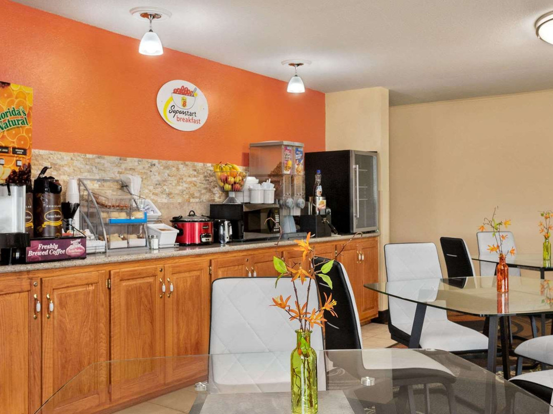 Super 8 by Wyndham Holton主图