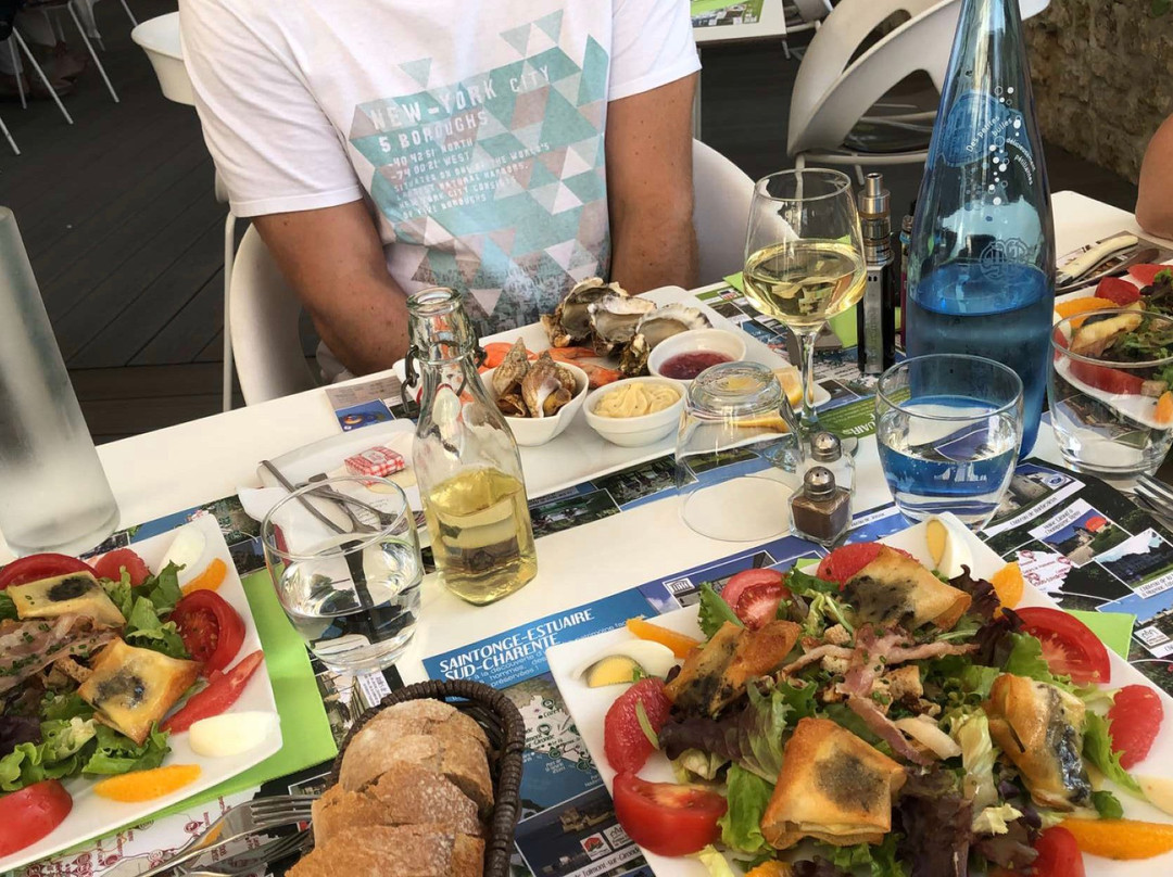 Logis Hôtel de l'Ecu Rest. de la Seugne主图