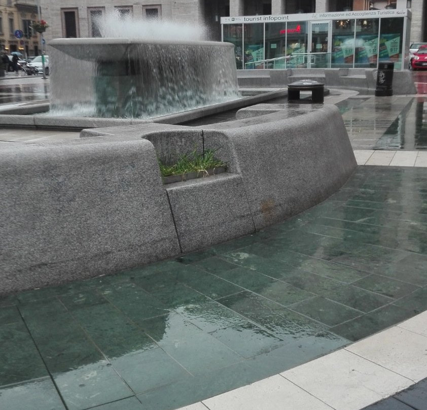 Fontana di Piazza Monte Grappa-瓦雷泽必去景点