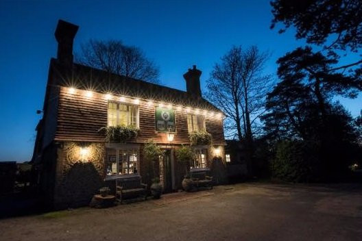 Elstead餐馆和美食-The Three Horseshoes