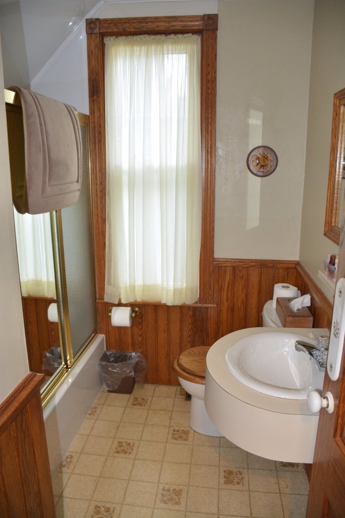 Browns Guest Home Bed & Breakfast-浴室