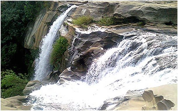 Manendragarh旅游景点-Amrit Dhara Waterfall