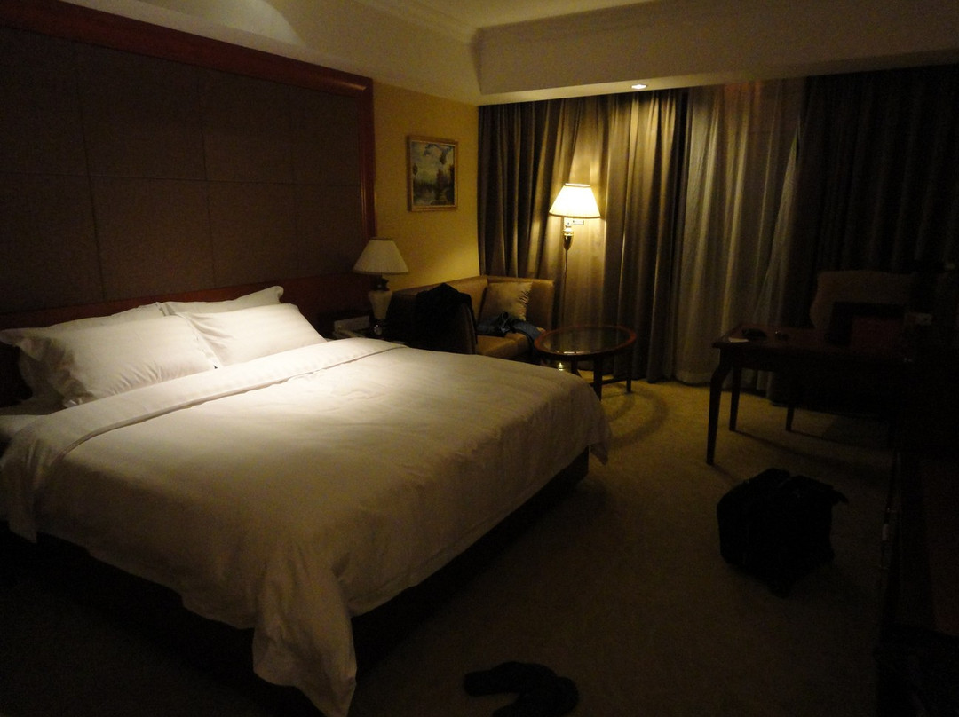 金鹰皇冠假日酒店主图