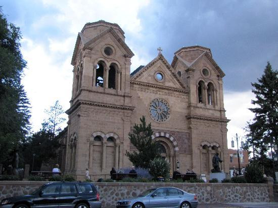 阿西西圣法兰西斯大教堂-圣菲必去景点