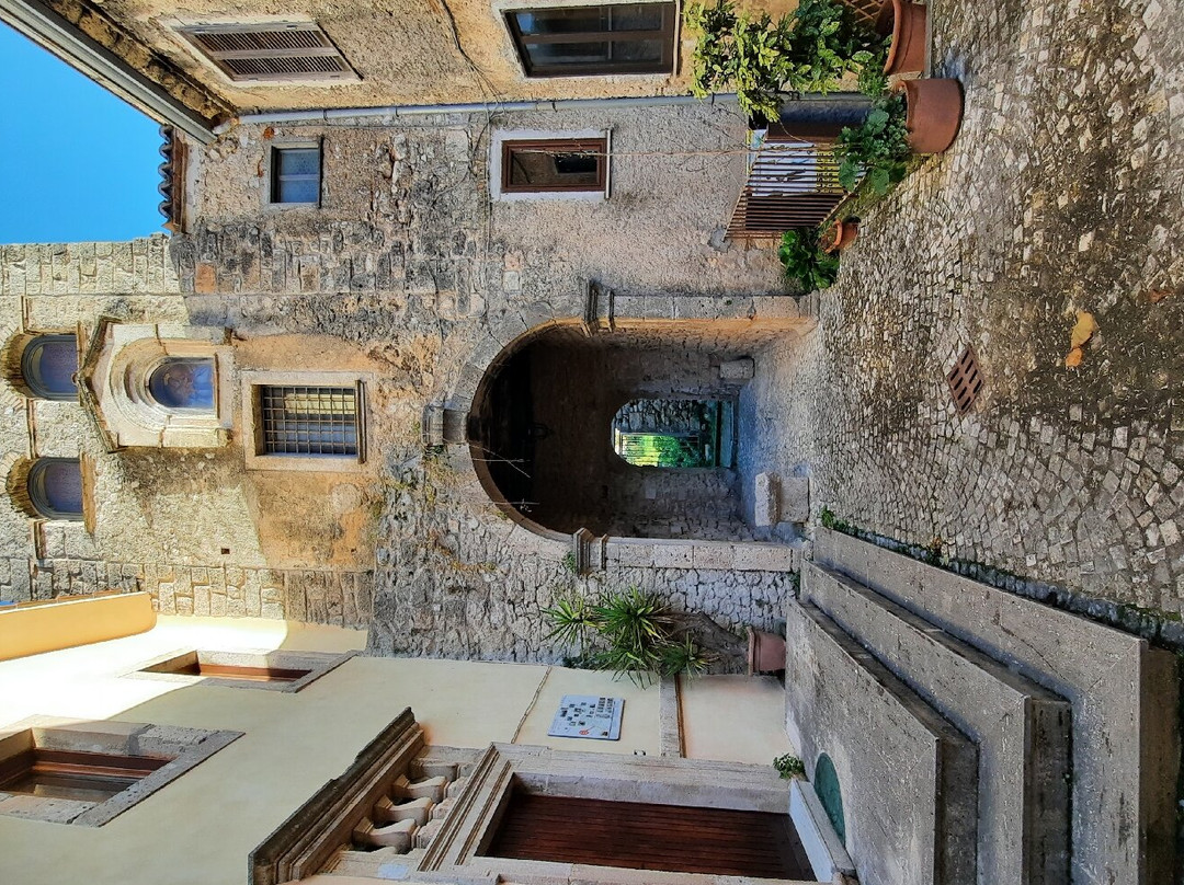Portale dei Tolomei景点图片