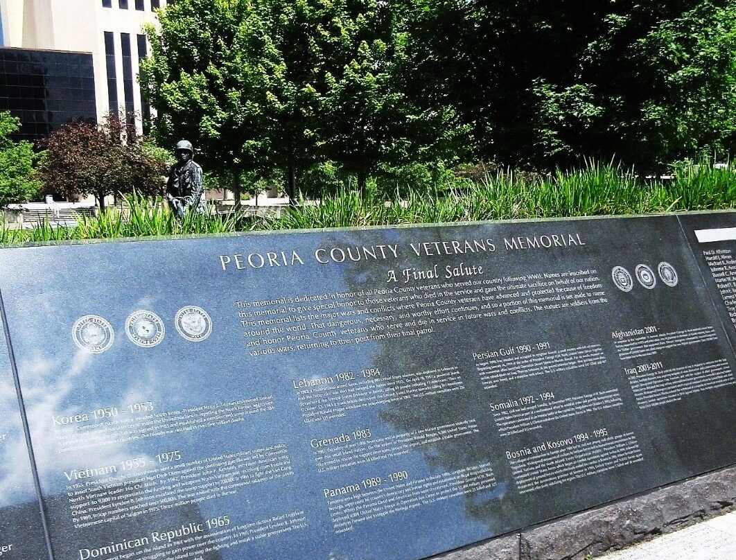 Courthouse Plaza Veteran Memorials-皮奥里亚必去景点