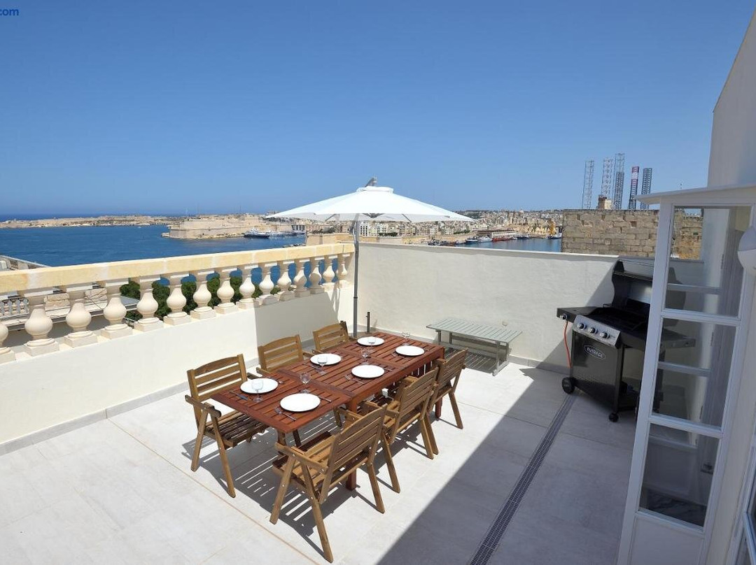 Grand Harbour Apartments