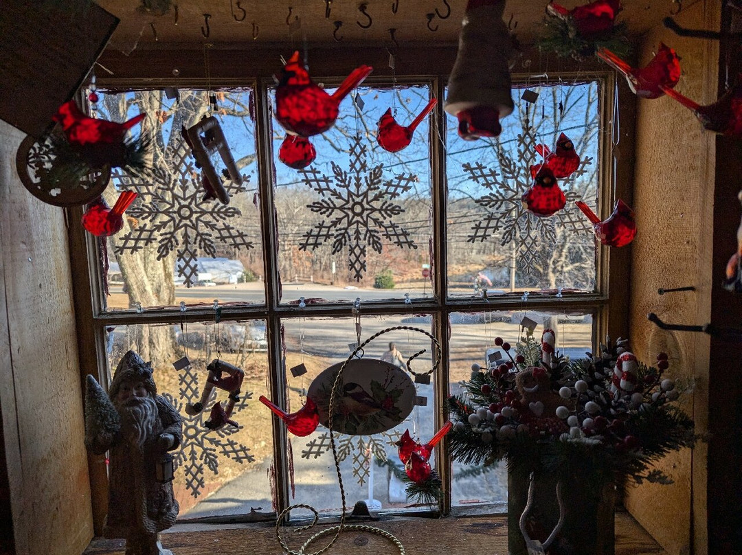 Oakwood Farm Christmas Barn景点图片