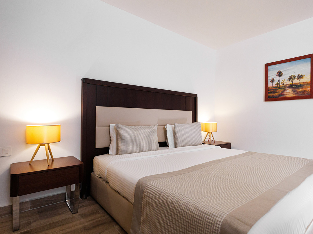 Riviera Royal Hotel主图