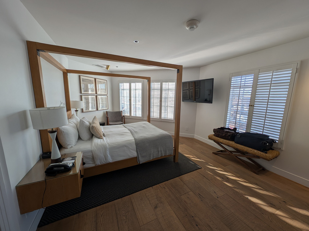 蓝丝拜酒店主图