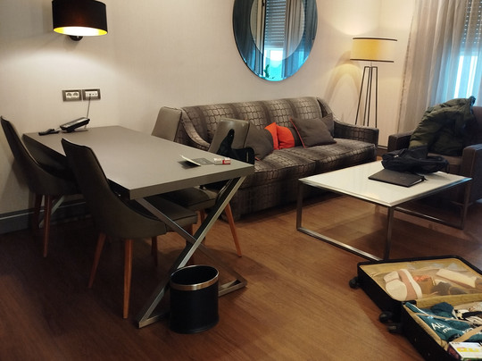 假日套房酒店主图