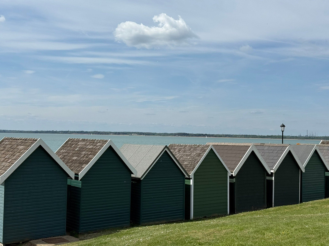 Gurnard Beach景点图片
