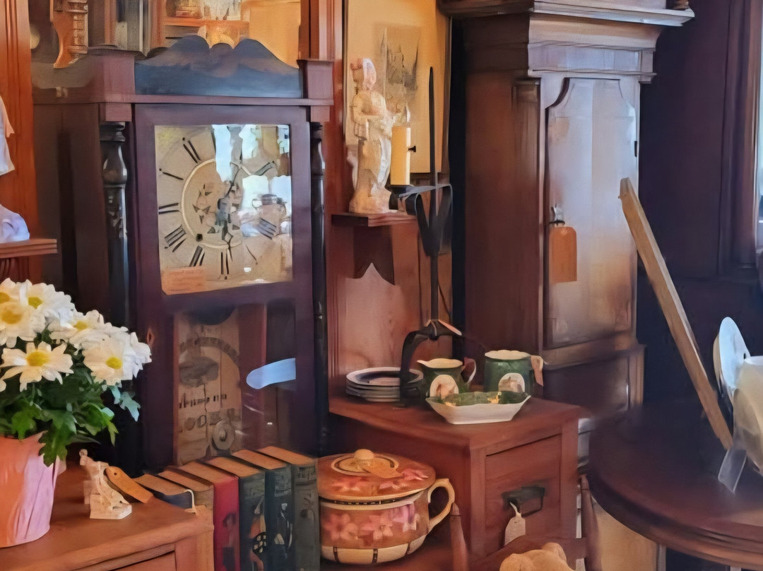 Yaciuk's Antiques, Clocks & Collectibles-Yarmouth必去景点