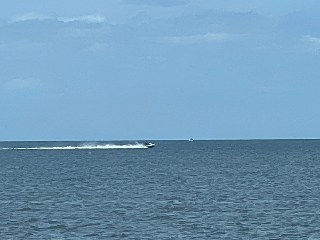 Charlie’s Boat Rentals-Waves必去景点