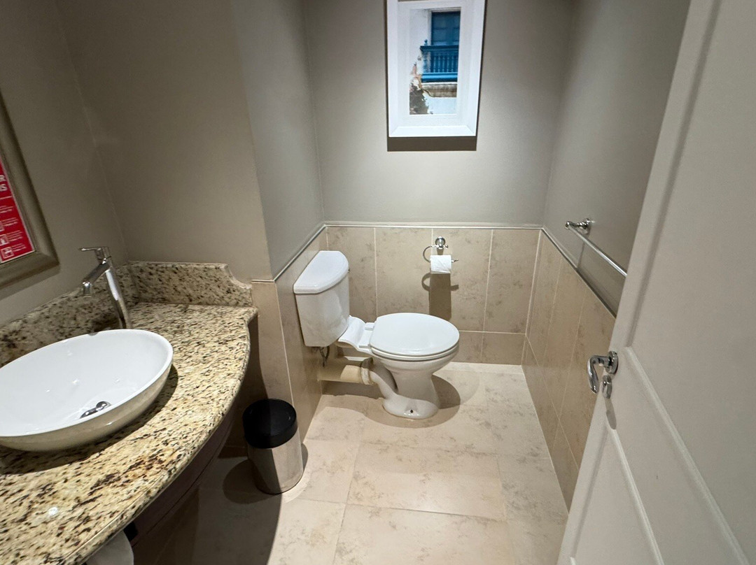 Hemingways Hotel主图