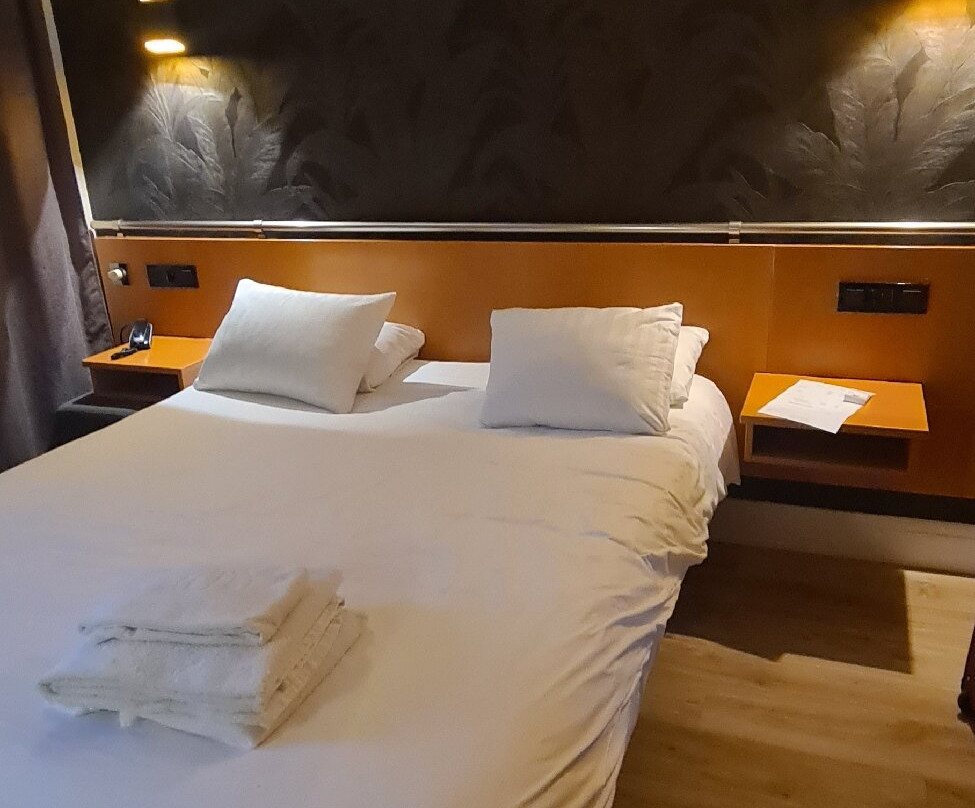 南沙勒罗瓦机场酒店主图