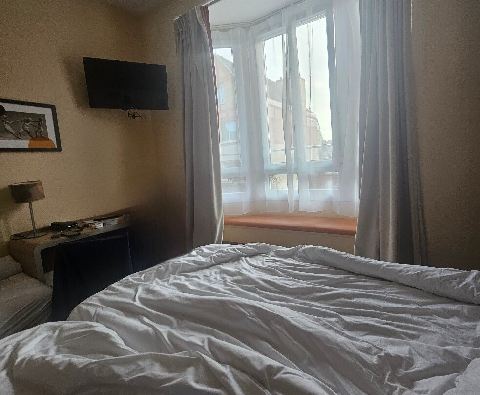 红色福克斯酒店主图