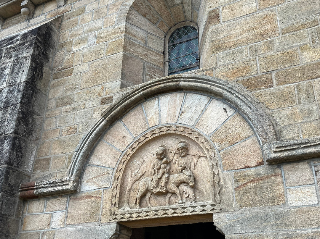 Eglise Notre-dame-de-la-nativité-Bois-Sainte-Marie必去景点