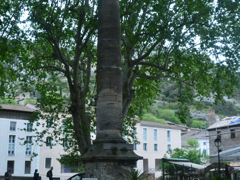 La Colonne De Pétrarque-泉水小镇必去景点