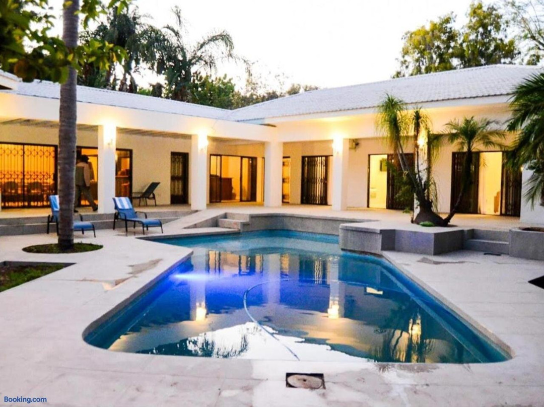 White House River Manor