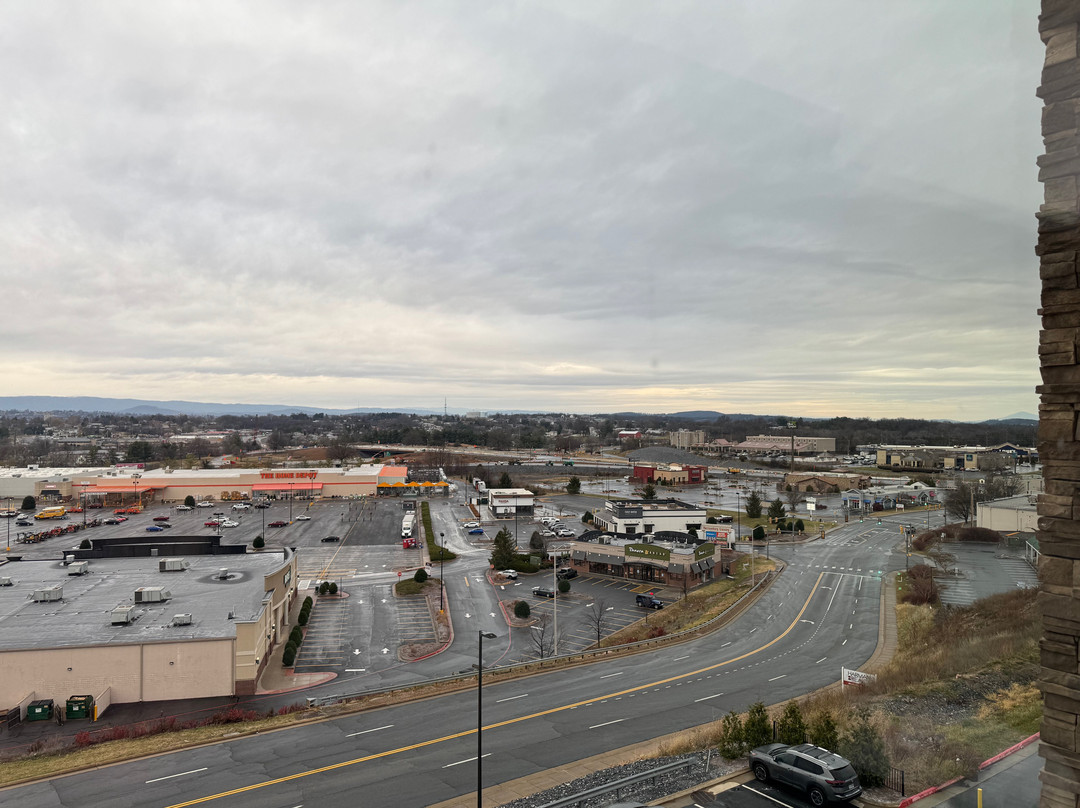 哈利森大学区智选假日套房酒店主图