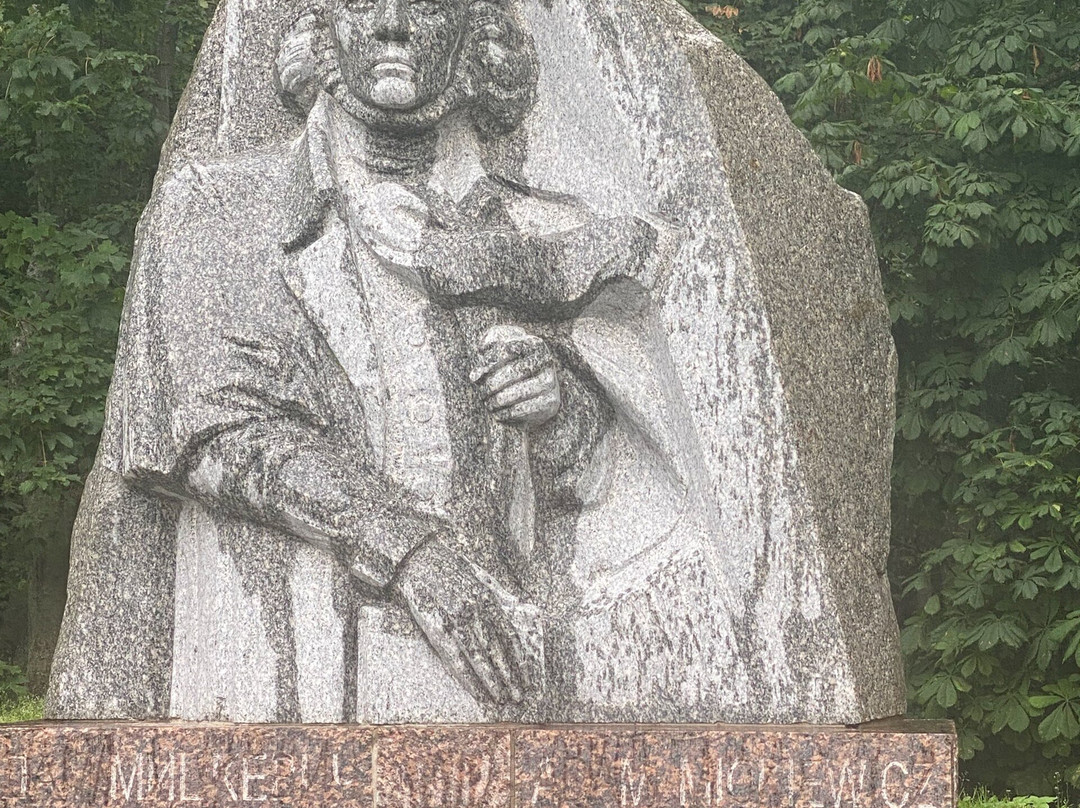 Monument to Adam Mickiewicz-泽列诺格拉茨克必去景点