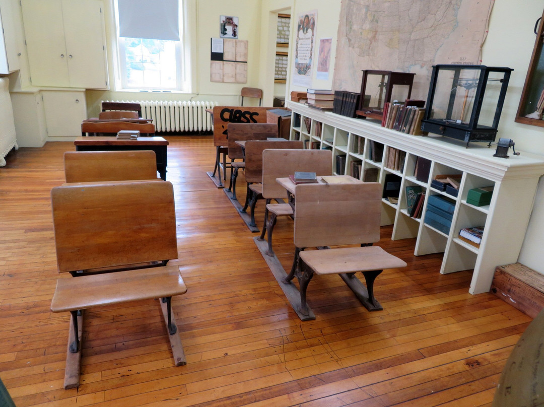 Mayville White Limestone School Museum-Mayville必去景点