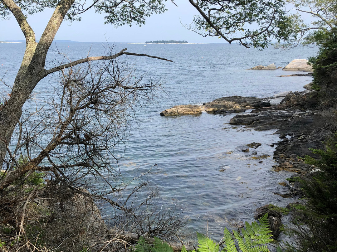 Laverna Preserve Hiking Area-Round Pond必去景点