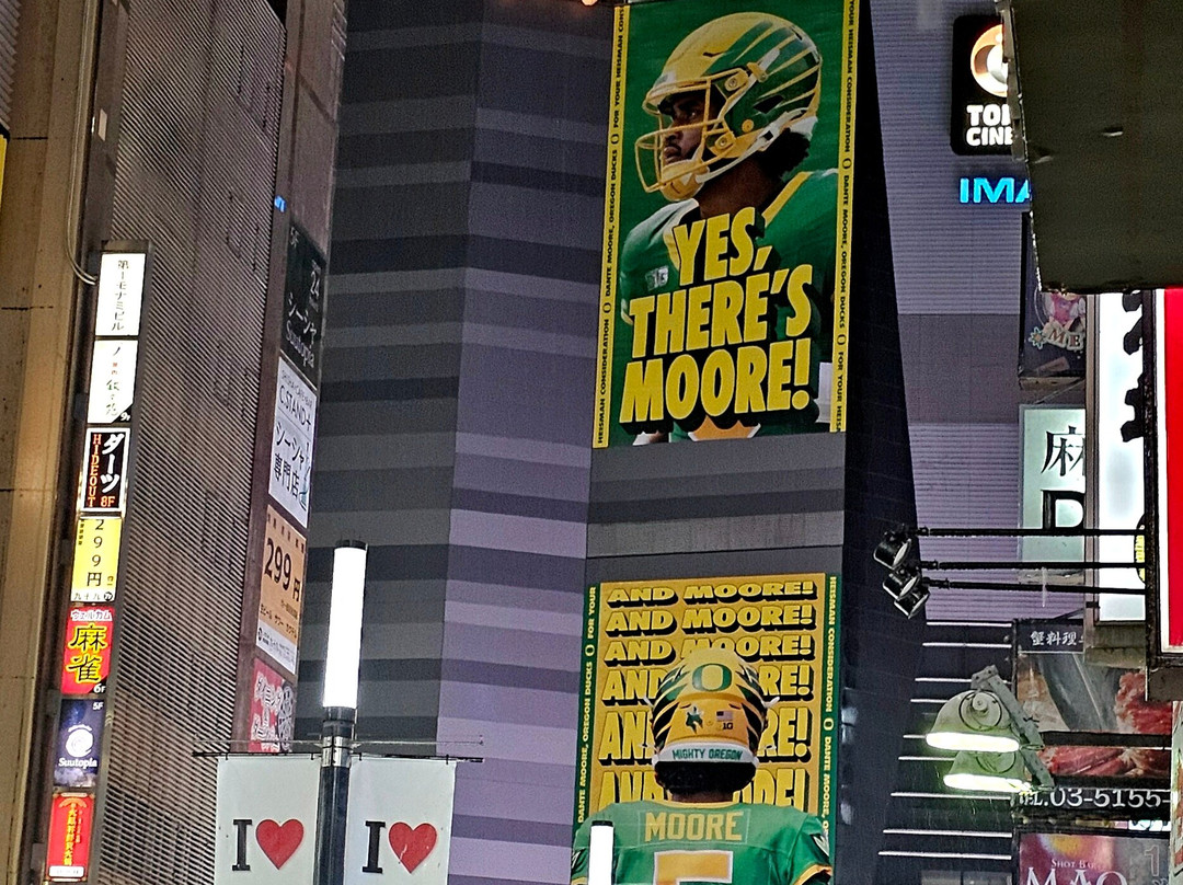 新宿哥斯拉等比头雕-Kabukicho必去景点