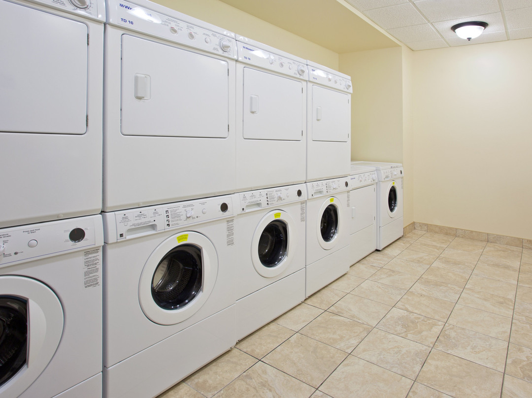 阿克伦斯托凯霍加福尔斯驻桥套房酒店主图