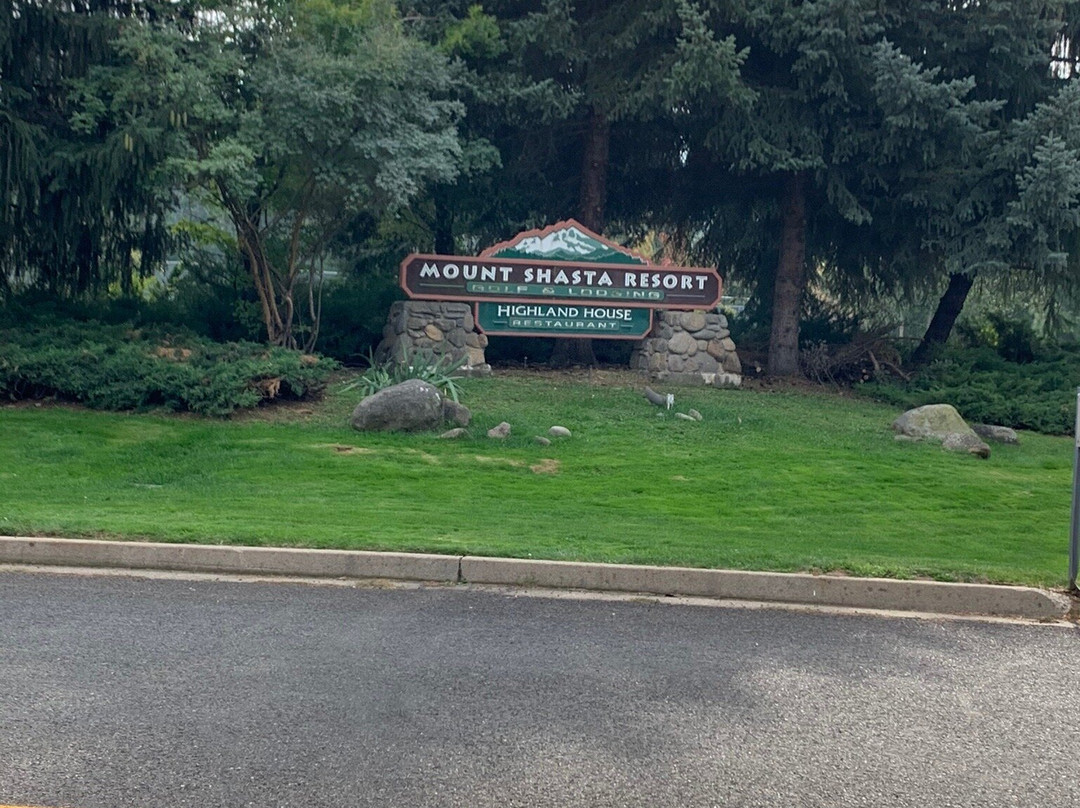 沙斯塔山度假酒店主图