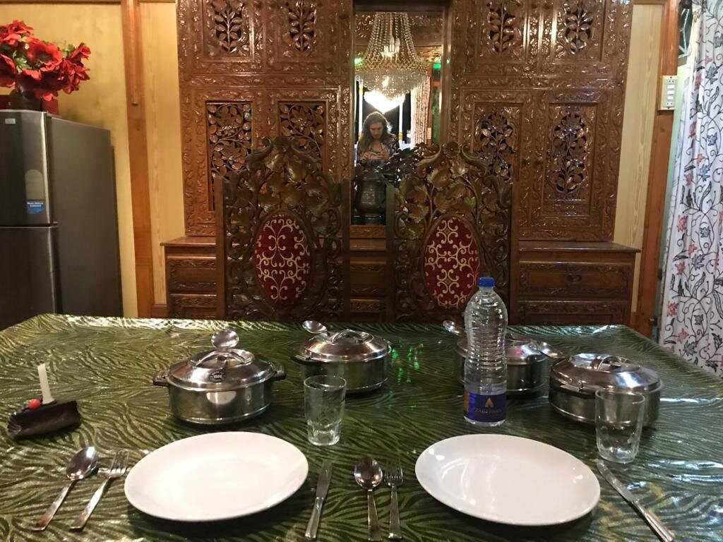 Shiraz Deluxe Houseboat主图