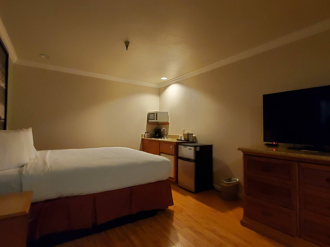 Upper Lake Inn and Suites主图