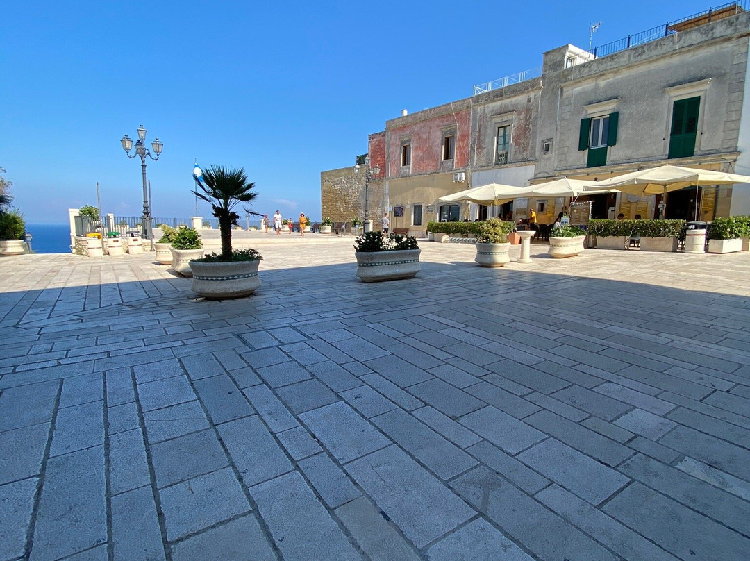 Piazza Perotti-Castro必去景点