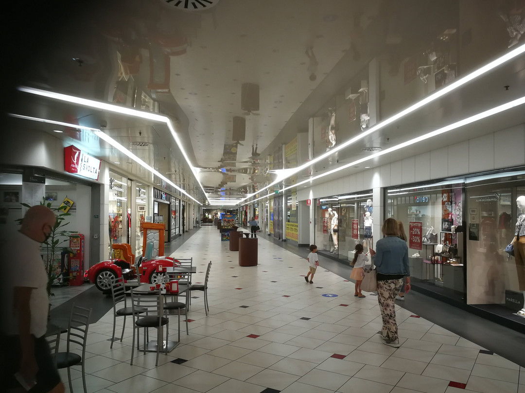 La Grande Mela Shoppingland-Lugagnano必去景点