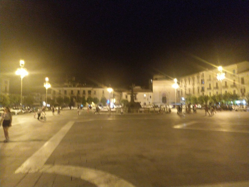 Piazza Garibaldi-苏尔莫纳必去景点