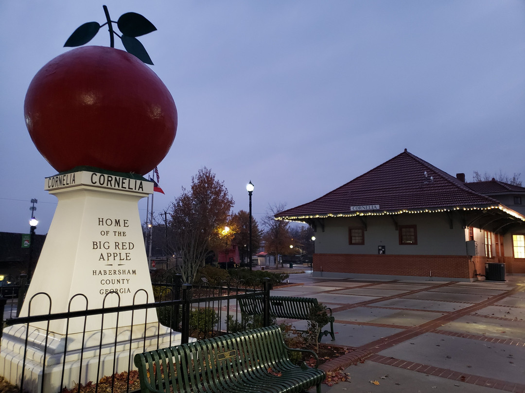 Big Red Apple Monument-Cornelia必去景点