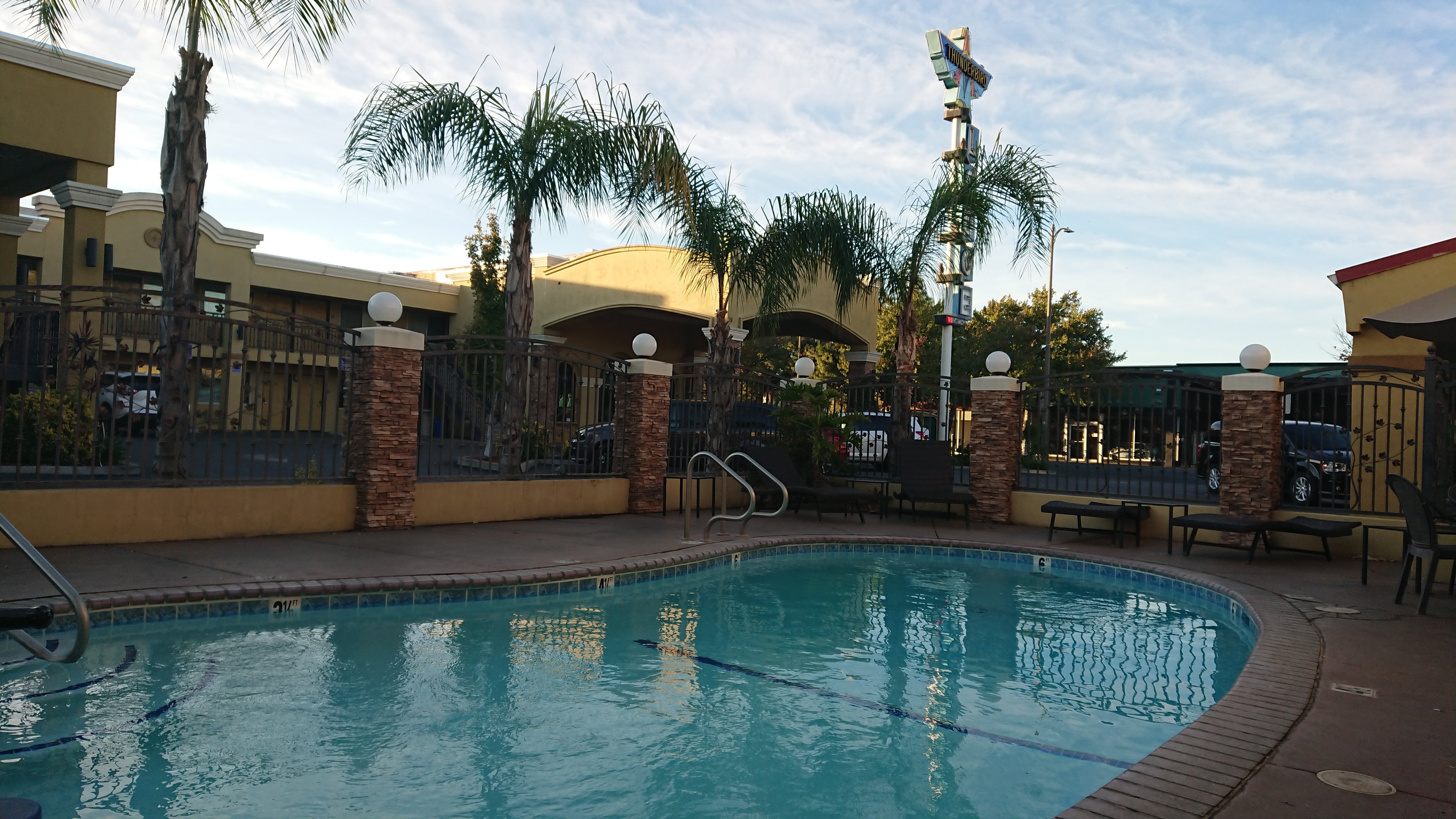 Quality Inn Near Chico State-泳池