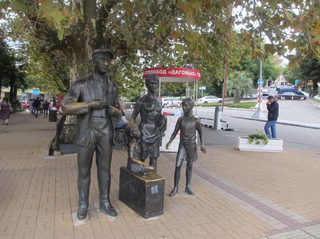 Monument to the Characters of Movie Brilliantovaya Ruka-索契必去景点