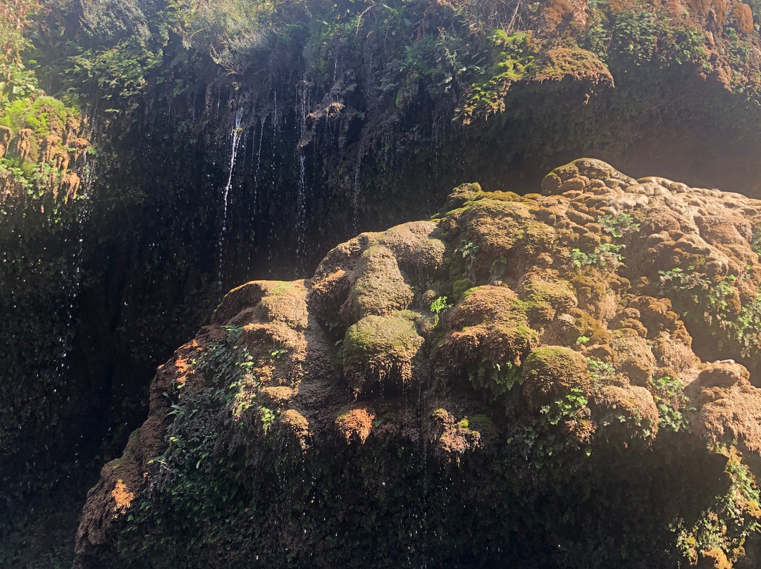 Asiab Kharabeh Waterfall景点图片