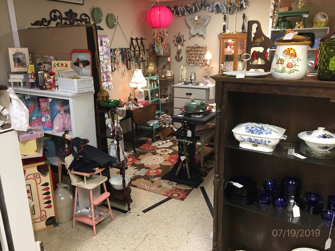 Antiques at Gresham Lake景点图片