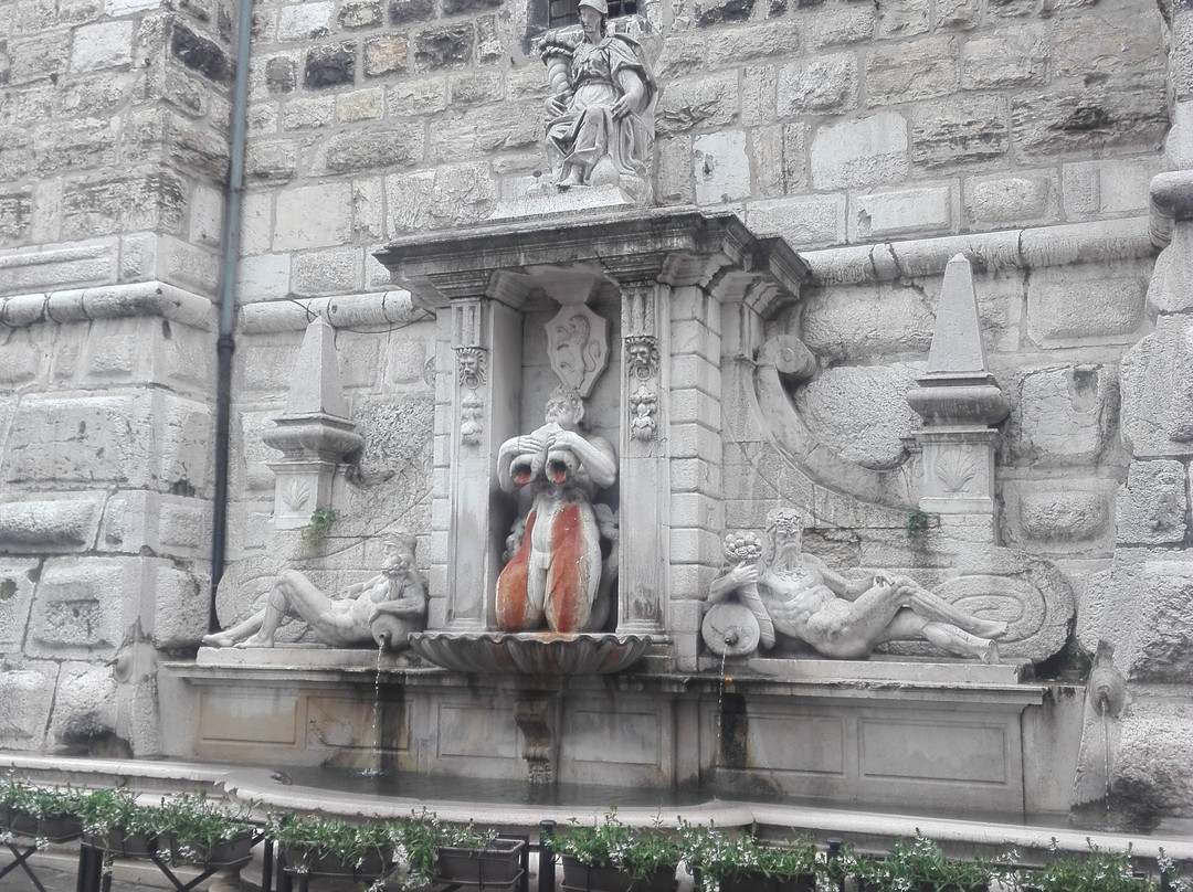 Torre e Fontana della Palata-布雷西亚必去景点