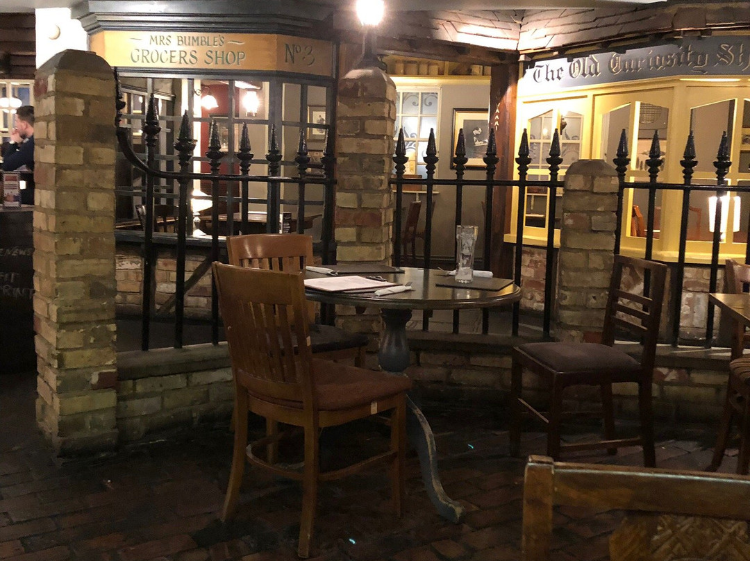 Great Expectations Hotel & Bar主图