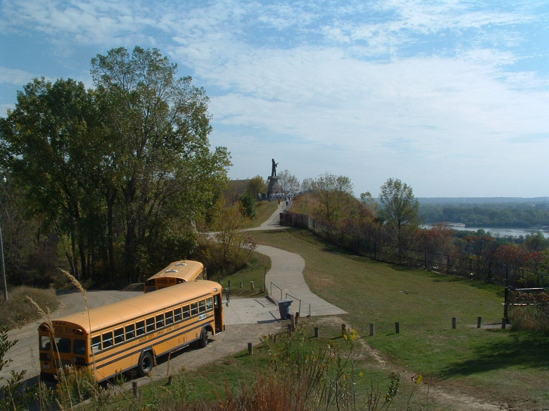 Chief War Eagle Monument-苏城必去景点