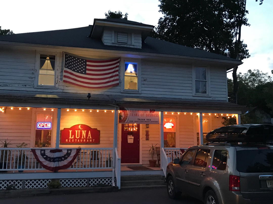 Neshanic Station餐馆和美食-Luna Pizza